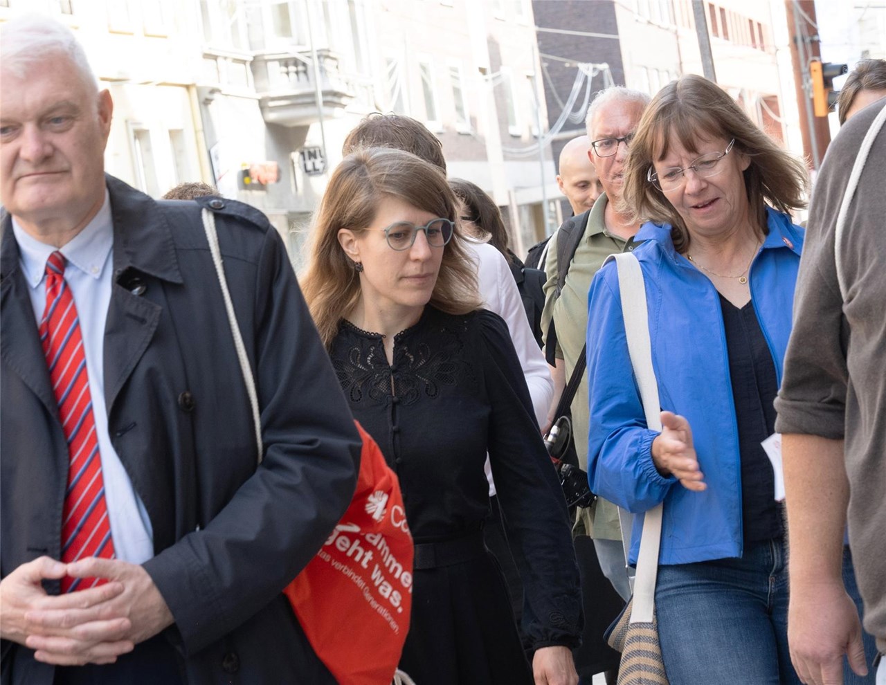 Bürgermeister Manfred Leichtweis, Ministerin Verena Schäffer und Direktorin  Stefanie Siebelhoff nebeneinander laufend auf der Straße