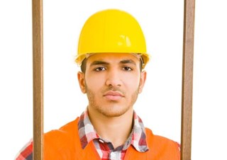 Junge als Bauarbeiter mit Bilderrahmen